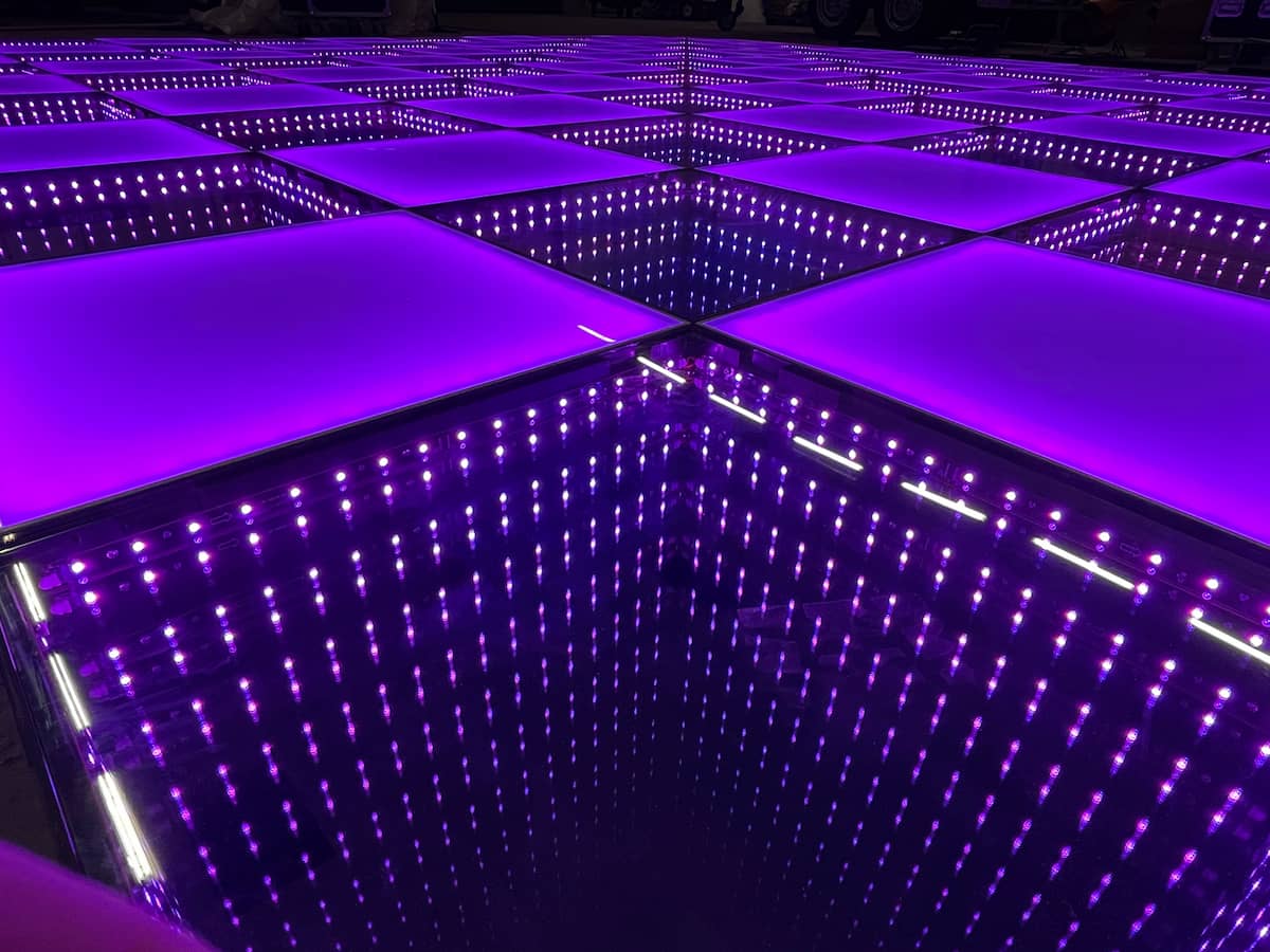 Der Tanzboden ist mit hochwertigen LEDs ausgestattet und kann nahezu alle Farben darstellen.